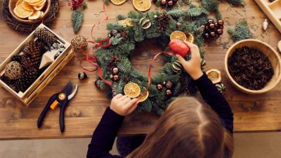 Közgyűjteményi kalandok advent elejére a manóvadászattól az irodalomterápiáig