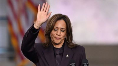 Óriási a baj: Kamala Harris még hetekkel a választási vereség után is pénzért könyörög