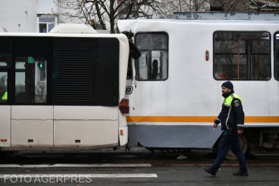 Buszba hajtott a villamos – Többen kórházba kerültek