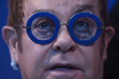 Elton John még mindig vak a fél szemére