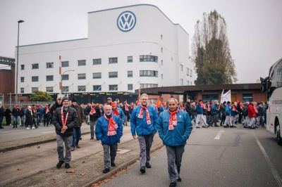 Ezrek sztrájkolnak a Volkswagen kilenc németországi gyárában