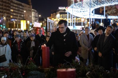 Fotók: Karácsony Gergely gyújtotta meg az első adventi gyertyát a Városháza parkban