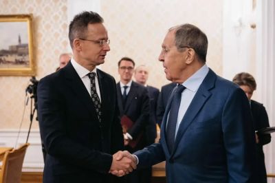 Lavrov leült tárgyalni Szijjártóval, és élő adásban osztotta ki a NATO-t és az EU-t az oroszok emberi jogainak megsértése miatt