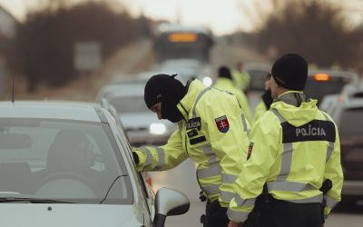 Megkapták az első testkamerákat a kassai rendőrök, a felvételeket nem lehet törölni és módosítani