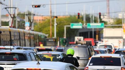 Most jött: csattantak az autók Budapest forgalmas pontján, araszol a forgalom