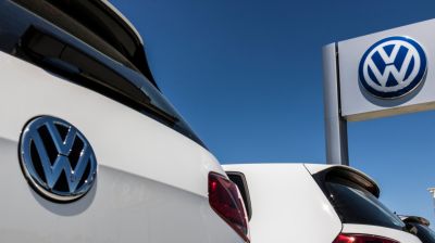 Óriási sztrájkhullám indul a Volkswagennél: 9 gyárban tiltakoznak a melósok, kemény tárgyalások lesznek