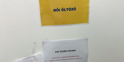 Ötven embernek sokáig egyetlen mosdót kellett használnia az Országos Mentőszolgálatnál, és a négy mobilvécé sem segített sokat a helyzeten