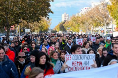  Több ezren tüntettek egy hónappal az újvidéki tragédia után  