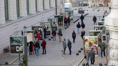 A századelő ünnepi képeslapjaiból nyílt szabadtéri kiállítás