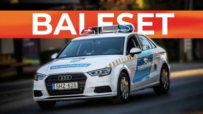 Baleset az M43-ason: kisbusz fordult keresztbe