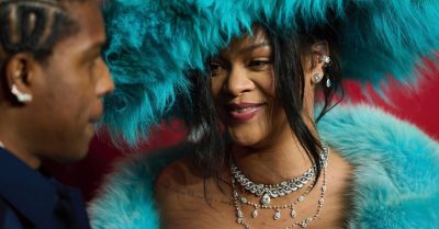 Fashion Awards: Rihanna szettjére nincsenek szavak - De nem akárkiket pipált le - Fotók