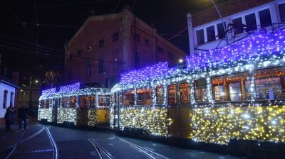 Fotókon a BKV útnak induló ünnepi fényflottája