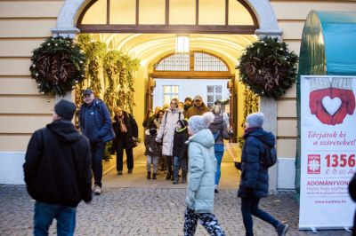 Kezdjünk új életet a szeretetben  – Idén is megnyílt az Adventi Udvar a székesfehérvári püspökségen