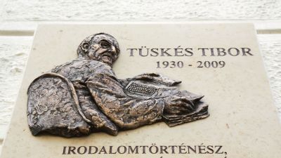 Kézfogásokkal emlékeznek Tüskés Tiborra