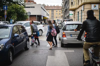 Mentők és rendőrök lepték el a Zrínyi Ilona Általános Iskolát Szegeden, megsérülhetett valaki