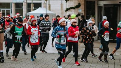 Mostanában mindenütt Mikulások szaladgálnak, de a ronda pulcsi is lehet gyors