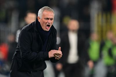 Saját kollégáját rángatta a mérges Mourinho