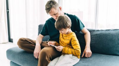 Csattanós választ adtak ezek a szülők a mobilbetiltást ellenzőknek: ők csinálják jól?