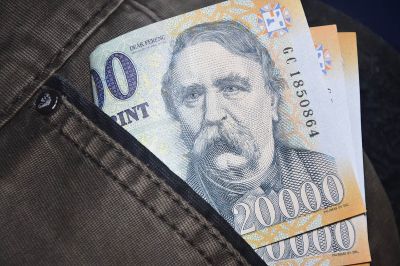 Egy eleki nő hatmillió forintot csalt ki egy idős férfitól