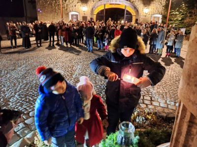 Észrevenni az adventi várakozás fényét – Fellobbant az első gyertyaláng Pannonhalmán