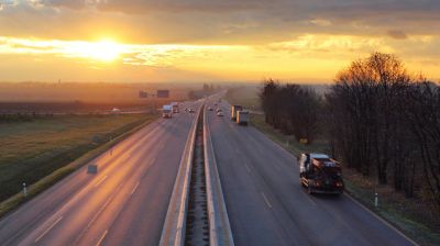 Hátborzongató jelenet az M7-esen: figyelmetlen sofőr okozott balesetet