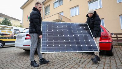  Kisebb áramszámla, több kirándulás - Cégek ajánlották fel a lecserélt napelemeket győri civil szervezeteknek - fotók