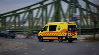 Négy sérültet szállítottak kórházba a budai buszbaleset után