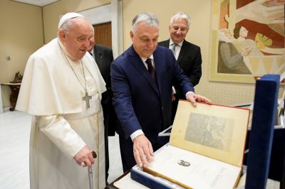 Orbán Viktor látogatása során a Vatikán a magyar katolikus egyház érdemeit méltatta, miközben folyamatosan derülnek ki az egyházon belüli zaklatási ügyek