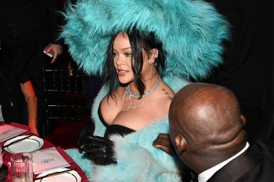 Rihanna olyan merész ruhát viselt, amitől a képernyő előtt is elpirultunk