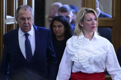 Szergej Lavrov a háború óta először utazik az EU-ba, de a szóvivőjének visszavonták a vízumát