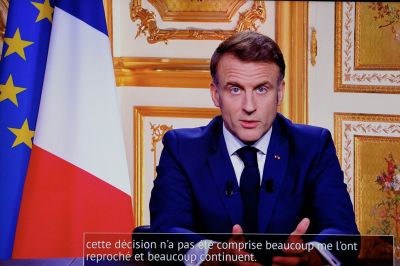 Emmanuel Macron a szélsőjobbot és a baloldalt hibáztatta a politikai káosz miatt és nem nevezte meg, kit jelöl miniszterelnöknek Barnier lemondása után