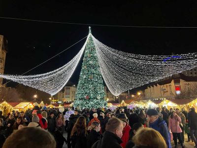 Ünnepi fényárban úszik Marosvásárhely (Videó)