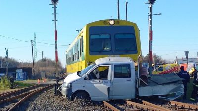 Vonat kapott telibe egy kisteherautót + videó