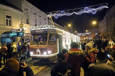 A láthatatlan háttéremberek, akiknek valójában az adventi villamost köszönhetjük