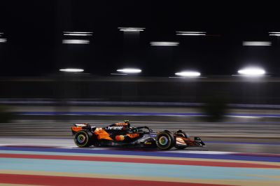 A McLaren nagy előnyre tett szert, Verstappen nem találta a tempót a második edzésen