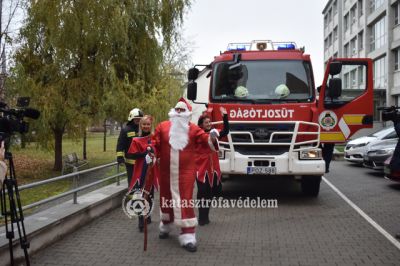  A tűzoltókkal látogatta meg a kórházakat a Mikulás