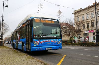 Fotók: Ma indul útjára Budapesten a Mikulásbusz