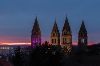 Idén újra díszkivilágítással köszönti az adventet a pécsi székesegyház