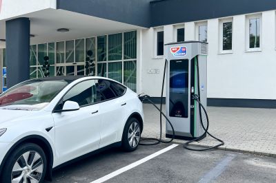 Két szolgáltató csökkentette, a Tesla emelte a töltési díjakat