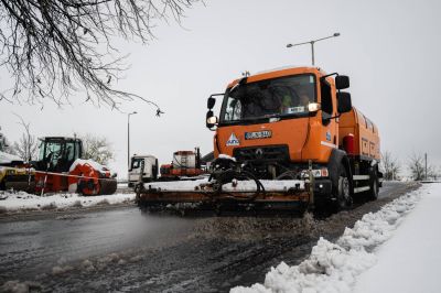 Több főúton is baleset történt, lassul a haladás az autópályákon