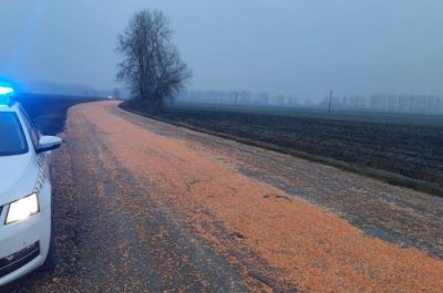 Vigyázzanak! Kukorica borult az útra