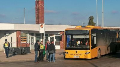 Elütött egy gyalogost a busz a tatai állomáson, keresik a szemtanúkat + videó