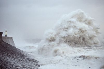  Ítéletidő Nagy-Britanniában: egy ember meghalt, 86 ezer háztartásban nincs áram, kiadtak 15 árvízriasztást  