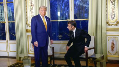 Trump megérkezett Párizsba: Macron fogadta az Elysée-palotában + videó