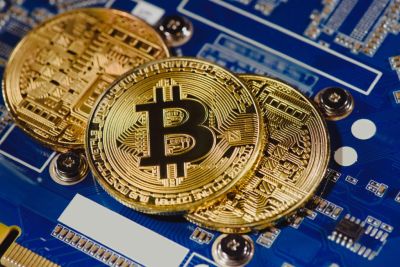 A bitcoin új csúcsra tör: a 100 ezer dolláros mérföldkő