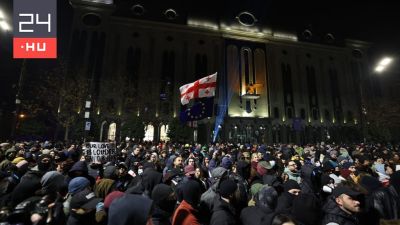 A rendőri brutalitás ellenére vasárnap este is tömegek tüntetnek Tbilisziben