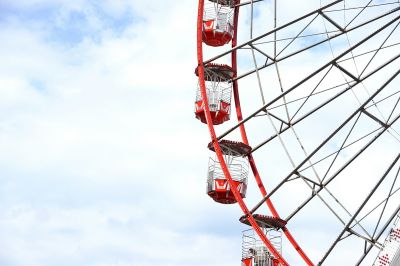 Kizuhant egy 13 éves lány az óriáskerékből, egy fémrúdban tudott megkapaszkodni