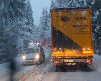 Sűrű havazás Maroshéviz és Borszék között, elakadt két teherautó (videó)