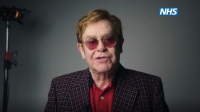 Elton John elvesztette látását: musical-je után a saját életrajzi filmjét sem fogja látni!