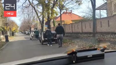 Elvették a jogsiját, ő erre jól félbe is vágta a Suzukiját – videón Pápa két legextrább „kézikocsija”